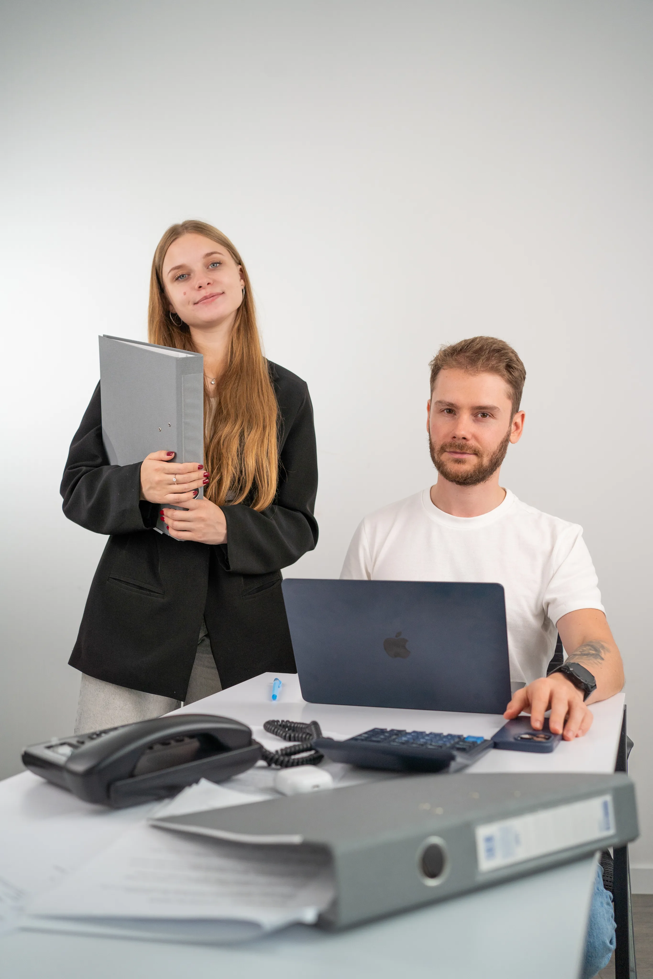 Лікар та менеджер обговорюють таргетовану рекламу для медичної клініки — збільшення конверсії у запис і доходимість пацієнтів